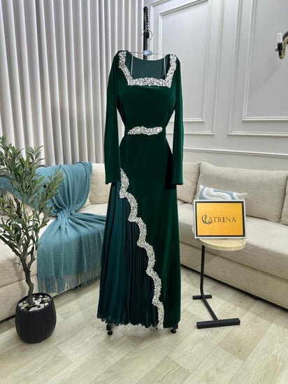 فستان سهرة فاخر بلونين يعكس الرقي والأناقة الملكية في كل تفصيل