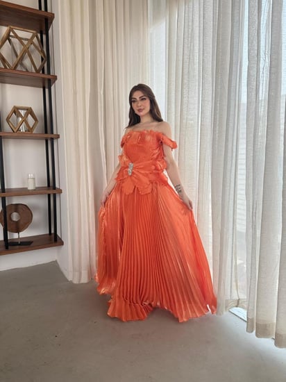 فستان سهرة برتقالي بليسيه بتصميم زهرة لامع