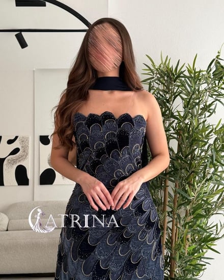 فستان سهرة كحلي داكن بتطريز فاخر وتصميم أنيق