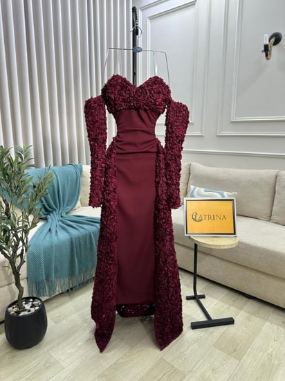 فستان سهرة فاخر بلونين عميق يجسد الأنوثة والرقي في تصميم واحد