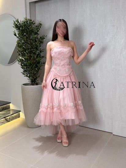 فستان سهرة ميدي بلون وردي بتفاصيل تول وتطريز فاخر