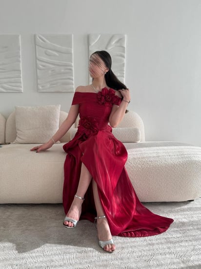 فستان وردة القرمز بتصميم فاخر ولمسة كلاسيكية