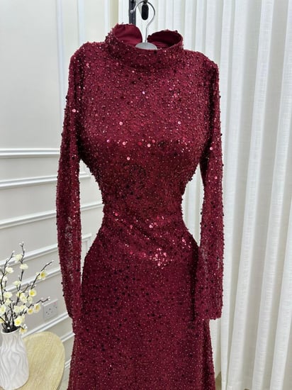 فستان سهرة عنابي لامع مطرز بالكامل بالترتر