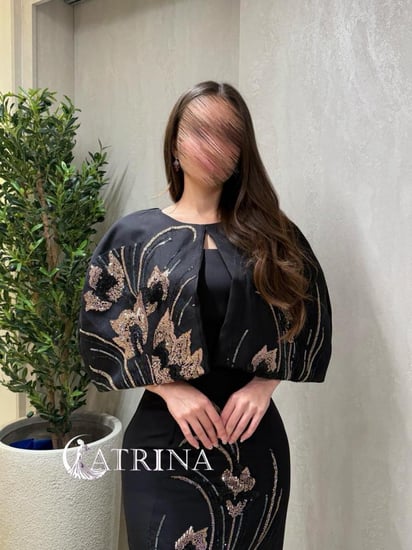 فستان سهرة أسود فاخر بتطريز ذهبي مع كاب أنيق