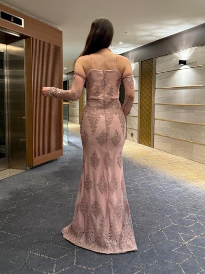 فستان سهرة فاخر بتصميم أنيق ولون وردي مطفأ