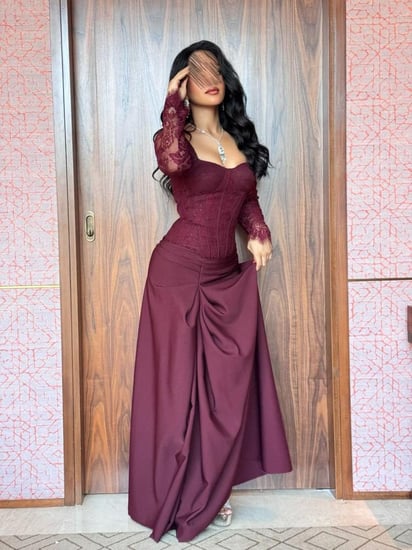 فستان سهرة عنابي بتفاصيل دانتيل فاخرة