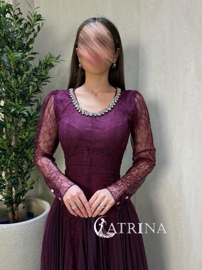 فستان سهرة موف داكن بتفاصيل دانتيل وياقة مرصعة