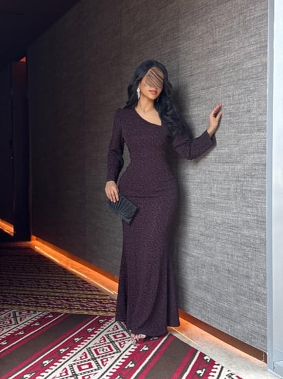 فستان سهرة طويل بلون عنابي غامق بقصة أنيقة