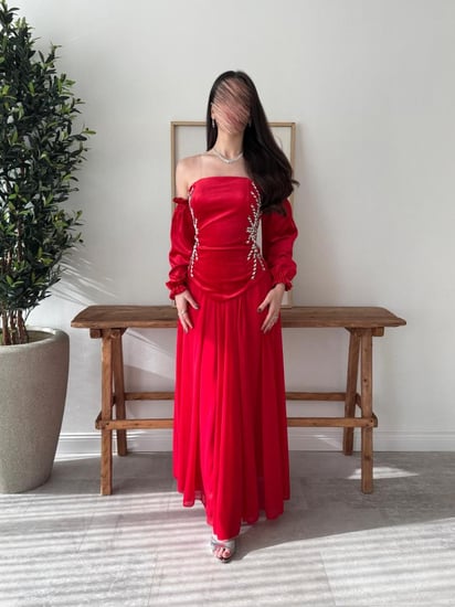 مخمل فاخر × شيفون × تطريز يدوي.