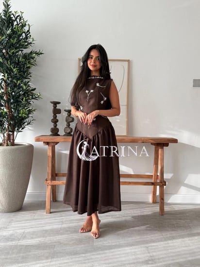 فستان أنيق بلون بني داكن بتصميم ناعم ولمسة فاخرة