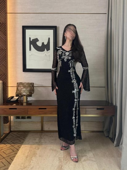 فستان سهرة اسود بتطريز فضي فاخر وأكمام دانتيل واسعة