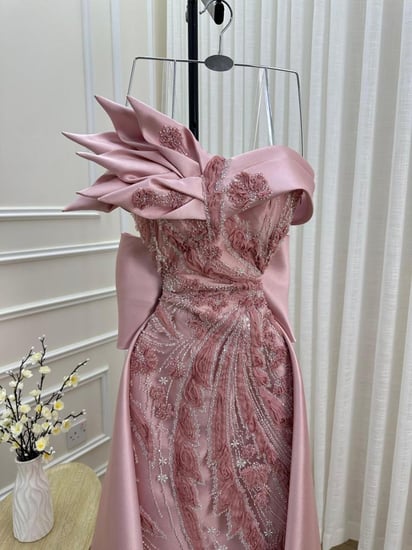 فستان سهرة طويل بلون وردي  أنثوي بتصميم فاخر