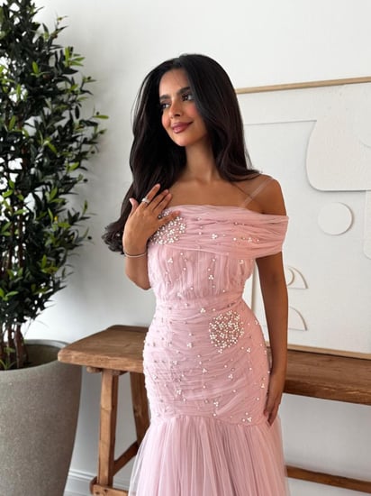 فستان سهرة ناعم بتفاصيل لؤلؤية أنثوية لونين
