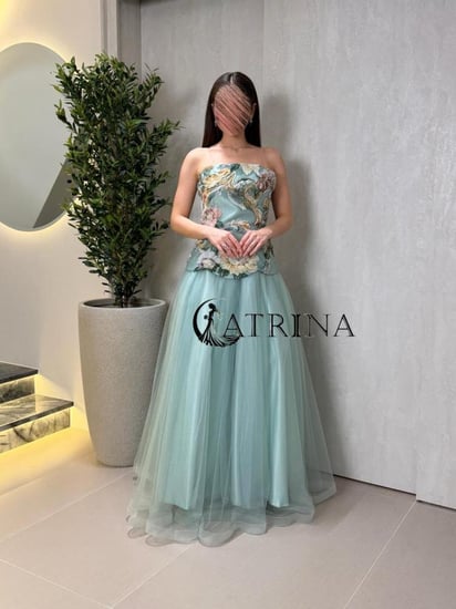 فستان سهرة طويل بلون أخضر فاتح بتفاصيل زهرية فاخرة