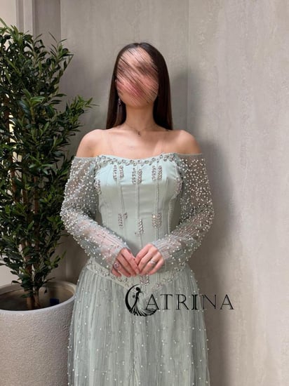 فستان سهرة طويل بلون تيفاني مطرز باللؤلؤ