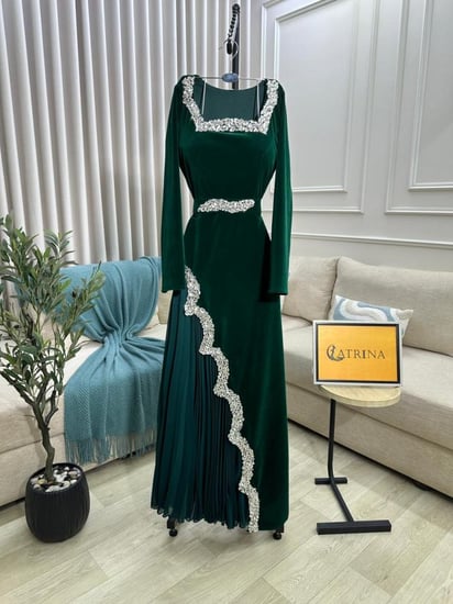 فستان سهرة فاخر بلونين يعكس الرقي والأناقة الملكية في كل تفصيل