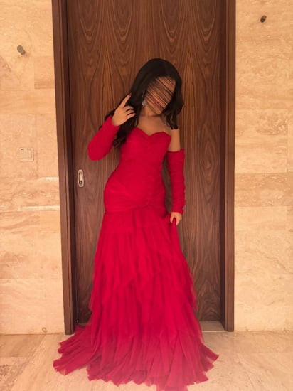 فستان سهرة احمر فخم بتفاصيل انسيابية آسرة