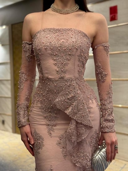 فستان سهرة فاخر بتصميم أنيق ولون وردي مطفأ