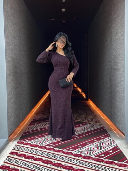 فستان سهرة طويل بلون عنابي غامق بقصة أنيقة