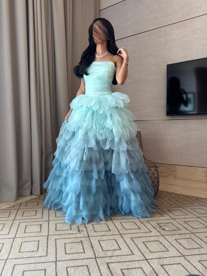 فستان سهرة تيفاني متدرج بتصميم بتلات ملكي