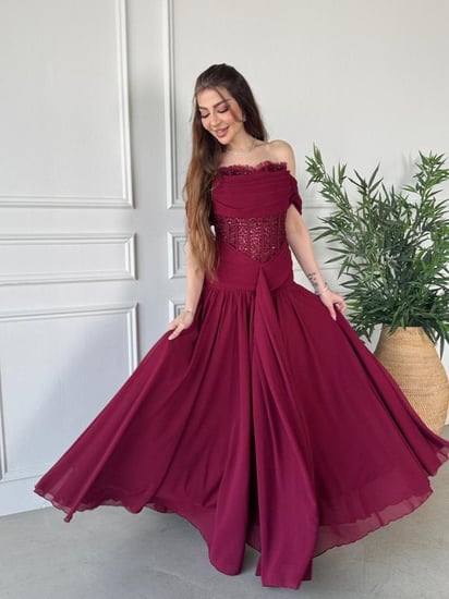 فستان سهرة كورسيه مطرز بتنورة واسعة