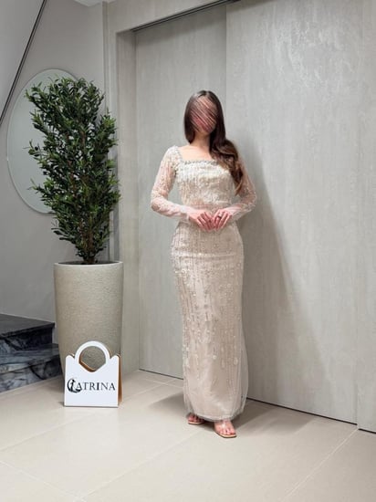 فستان سهرة بيج مطرز بالخرز واللؤلؤ بتصميم فاخر