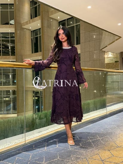 فستان دانتيل موف  ميدي بتفاصيل لامعة وياقة مرصعة