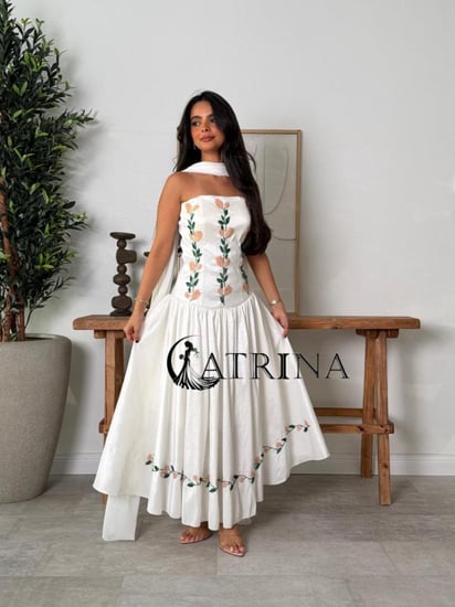 فستان مطرّز بتفاصيل زهرية وتصميم أنثوي راقٍ