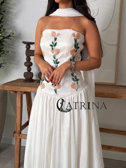 فستان مطرّز بتفاصيل زهرية وتصميم أنثوي راقٍ