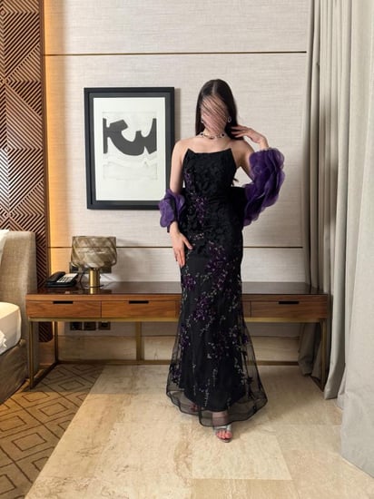 فستان سهرة اسود بتطريز بنفسجي لامع وتفاصيل فاخرة