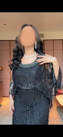 فستان سهرة دانتيل أسود بطبقتين مع تفاصيل شراشيب فاخرة