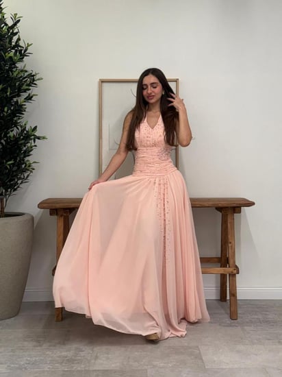 فستان سهرة أنثوي راقٍ بلون وردي فاتح يمنح إطلالة مفعمة بالرقة والنعومة.