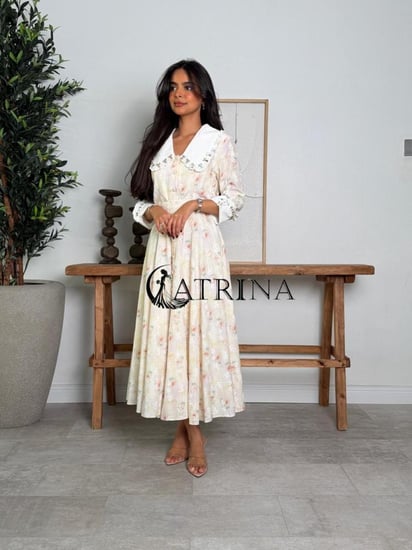 فستان ميد مشجر بياقة مطرزة .