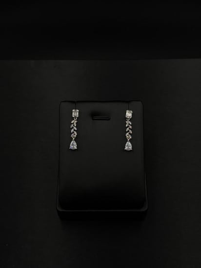 طقم “كلاسيك سوارو” بريق الأناقة بتصميم راقٍ مرصّع بالكريستال الفاخر