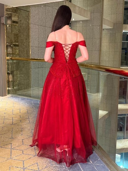 فستان سهرة فاخر باللون الأحمر الجوري العميق