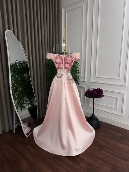 فستان سهرة وردي باودر أوف شولدر بتطريز زهري فاخر