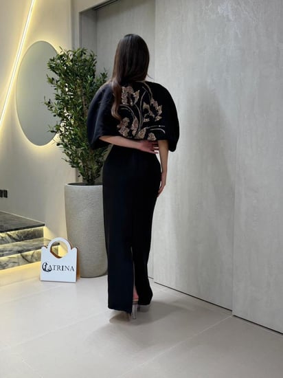 فستان سهرة أسود فاخر بتطريز ذهبي مع كاب أنيق
