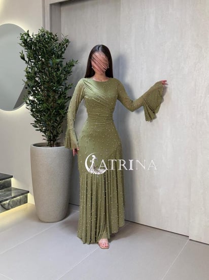 فستان سهرة طويل بلون أخضر زيتوني بتفاصيل خرز أنيقة