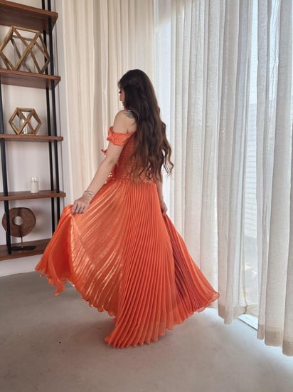 فستان سهرة برتقالي بليسيه بتصميم زهرة لامع