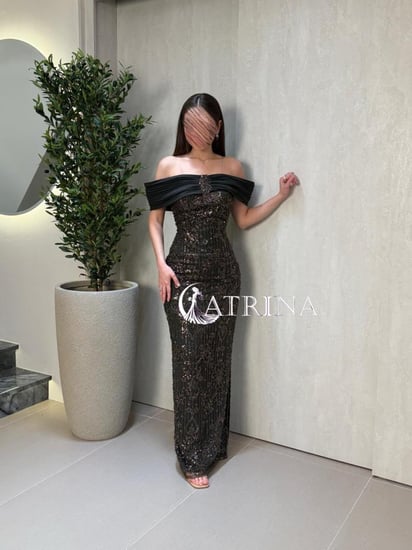 فستان سهرة طويل بتطريز فاخر وتصميم مكشوف الأكتاف