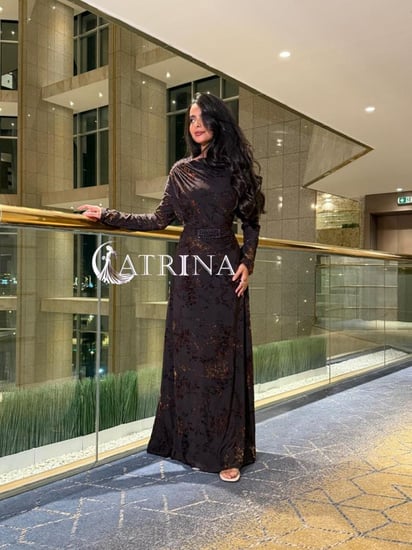 فستان سهرة بني داكن بطبعات مخملية وحزام مرصع