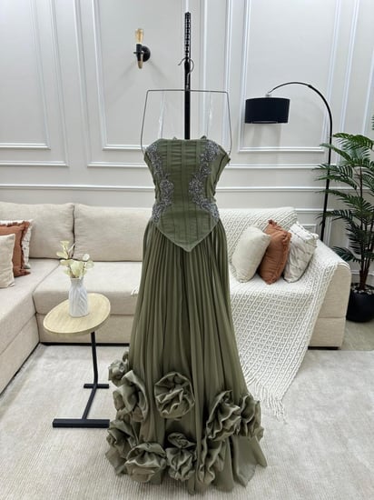 فستان سهرة زيتي توب يجنن .