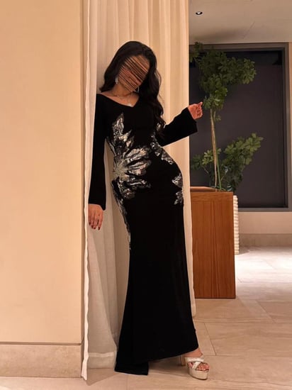 فستان سهرة أسود أنيق يجسد قوة الأنوثة وسحر التفاصيل