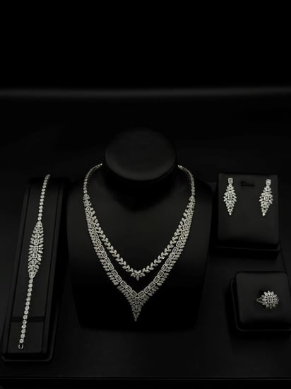 طقم اكسسوار فضي فاخر مرصع بالكريستال (عقد + أقراط + خاتم + أسورة)