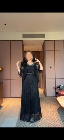 فستان سهرة دانتيل أسود بطبقتين مع تفاصيل شراشيب فاخرة