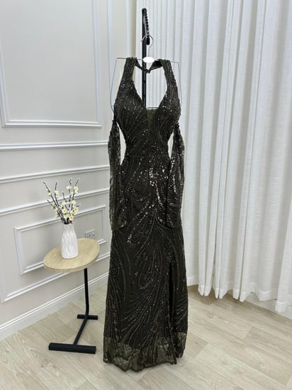 فستان سهرة طويل بلون أخضر زيتوني داكن