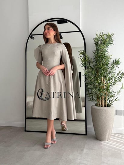 فستان ناعم مزين بالكريستال مع كم كاب أنيق