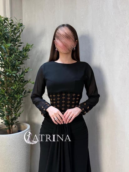 فستان سهرةلونين بتصميم خصر مزخرف وتفاصيل ذهبية أنيقة