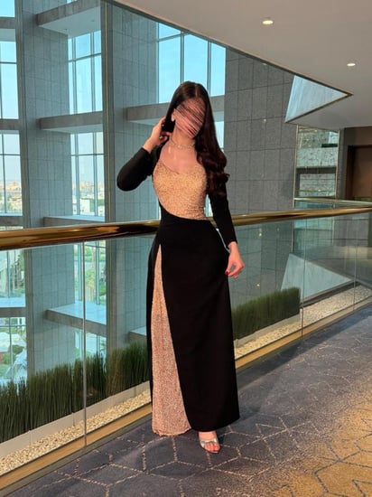 فستان سهرة ناعم باللون الاسود والتطريز الذهبي