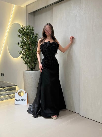 فستان سهرة أسود بتصميم كورسيه فاخر مع ذيل جانبي